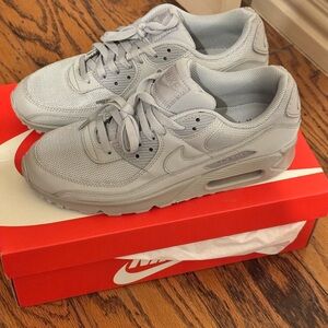 Nike Air Max sneakers, Size 9 in mens, Light Gray